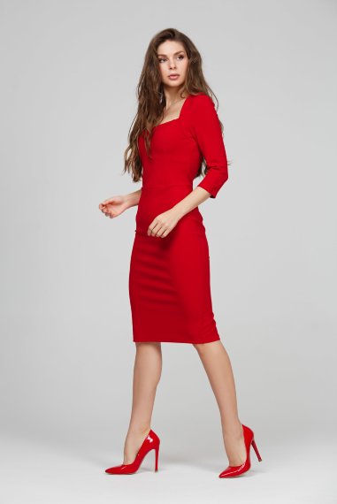 Красное платье футляр с глубоким вырезом декольте - 4