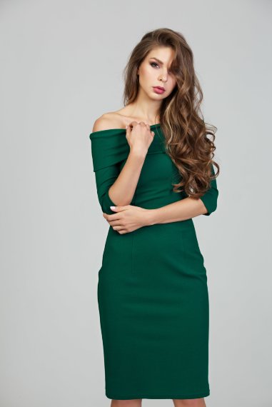 Зеленое платье с открытыми плечами - 1