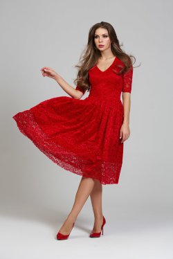 Нарядное кружевное платье красного цвета
