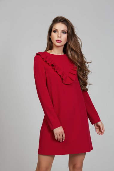 Романтичное красное платье полуприлегающего силуэта