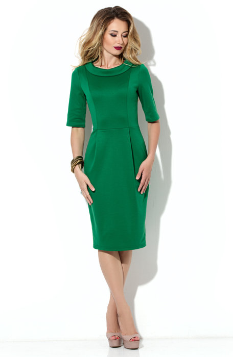 Зеленое платье ниже колен