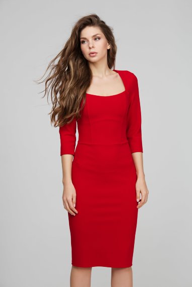 Красное платье футляр с глубоким вырезом декольте