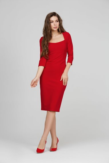 Красное платье футляр с глубоким вырезом декольте - 2