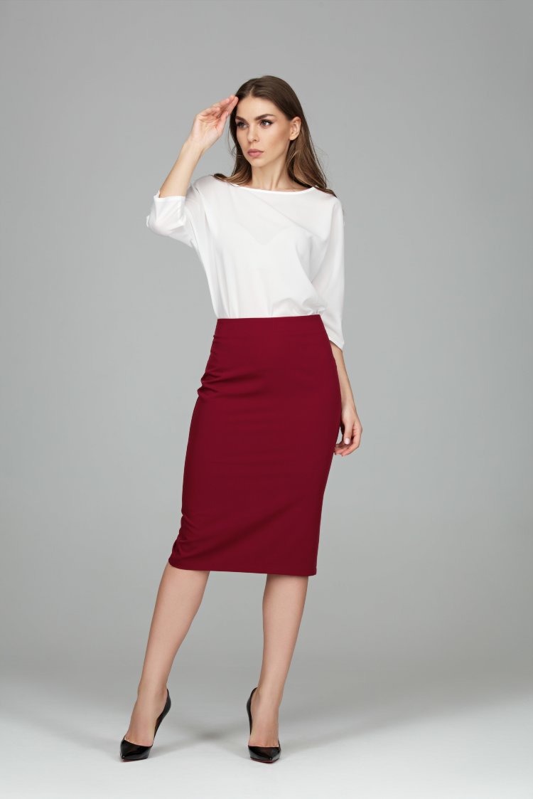 Белая блузка с бордовой юбкой